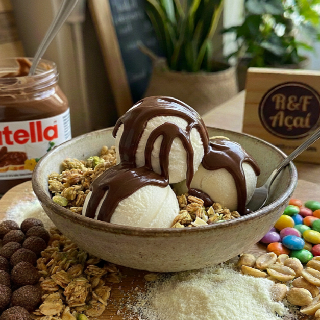 Leite em pó, granola, 2 fruta ,leite condensado ,bolinha de cereal ,Confete jujuba e calda *Obs: Se não quiser granola pode substituir por amendoim, paçoca ou farinha lactea. Informar na observação! Se não, vai conforme esta descrito acima