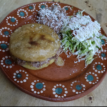 GORDITA DE DESHEBRADA CON QUESO