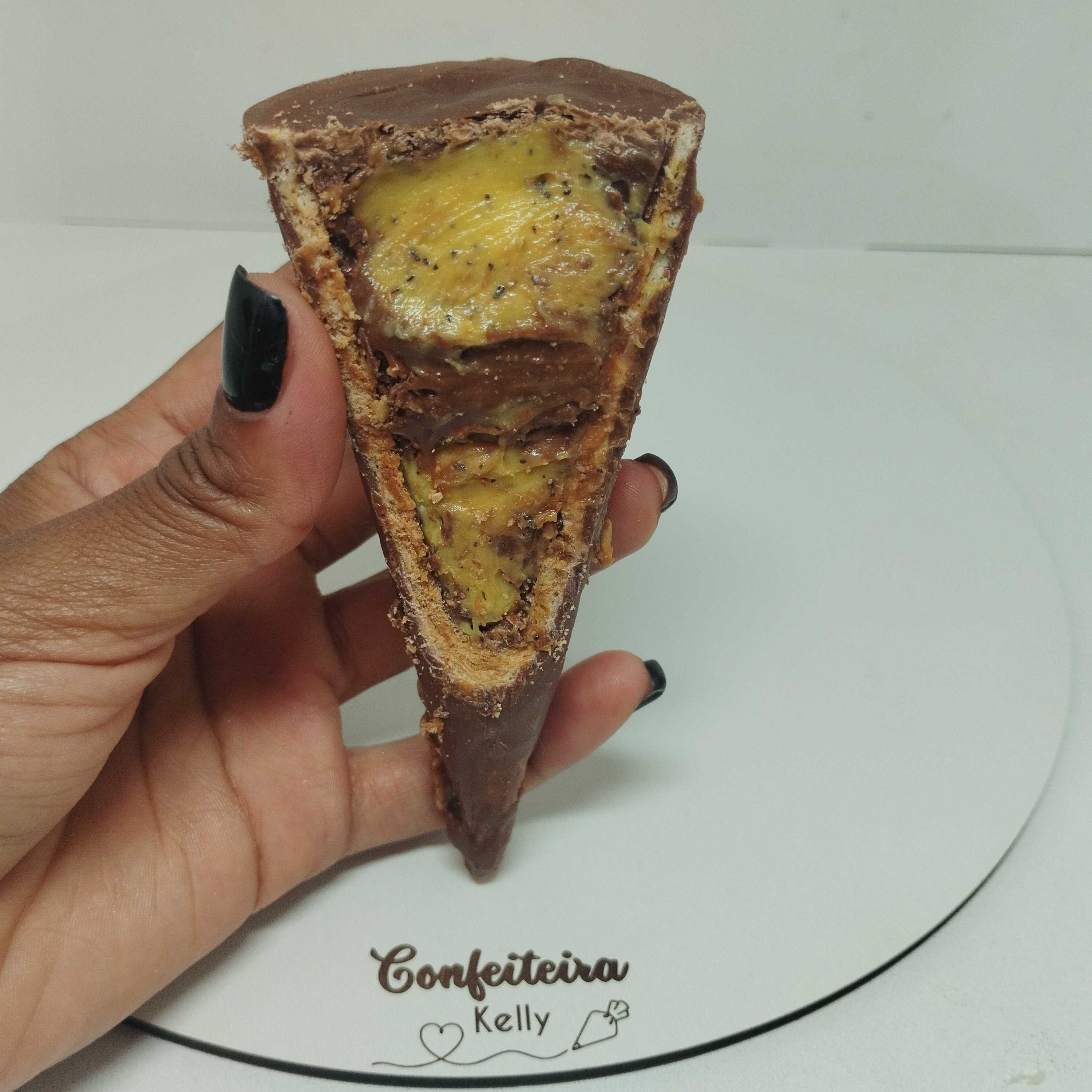 Casquinha crocante recheada com trufa de maracujá e cobertura irresistivél. Doce e cítrico na medida!
