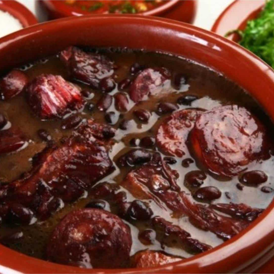 Feijoada (feijão, calabresa, paio, costelinha defumada, bacon, rabo e pé)
