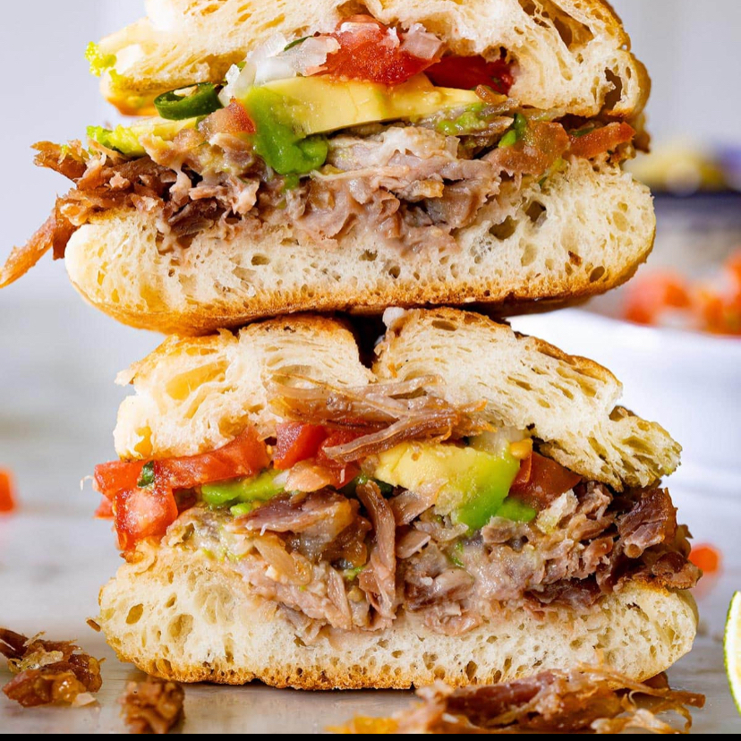 Torta de carnitas con todo