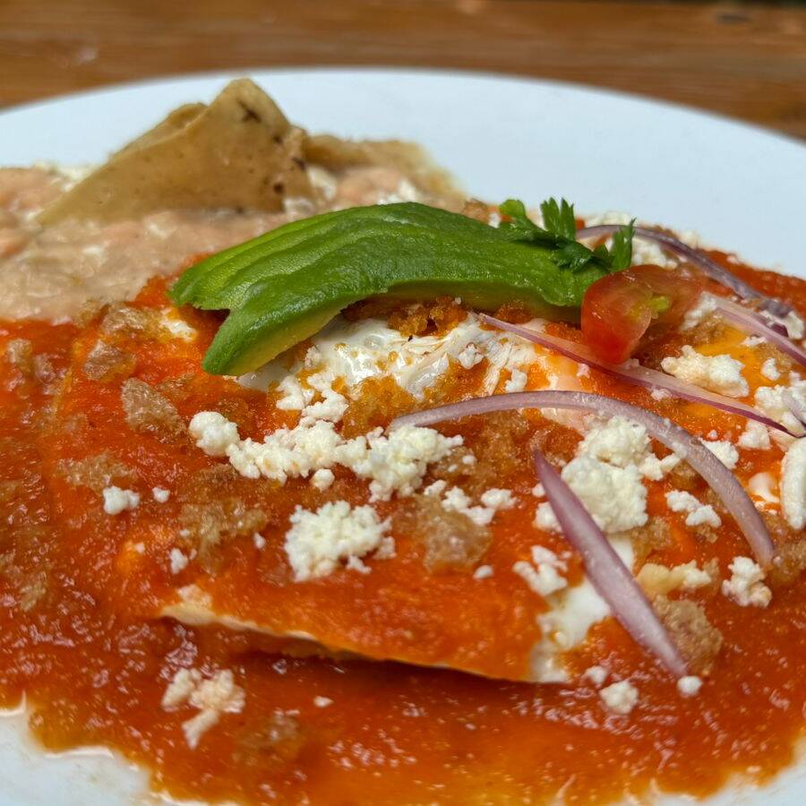 Huevos en Salsa de Chicharrón