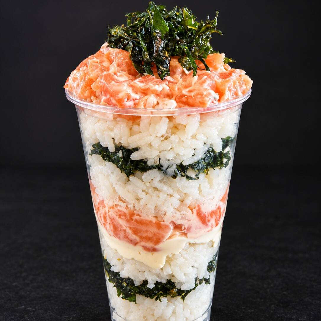 temaki no copo de 300ml - acompanha salmão em cubos, Gohan, cebolinha, cream cheese, e couve crispy.