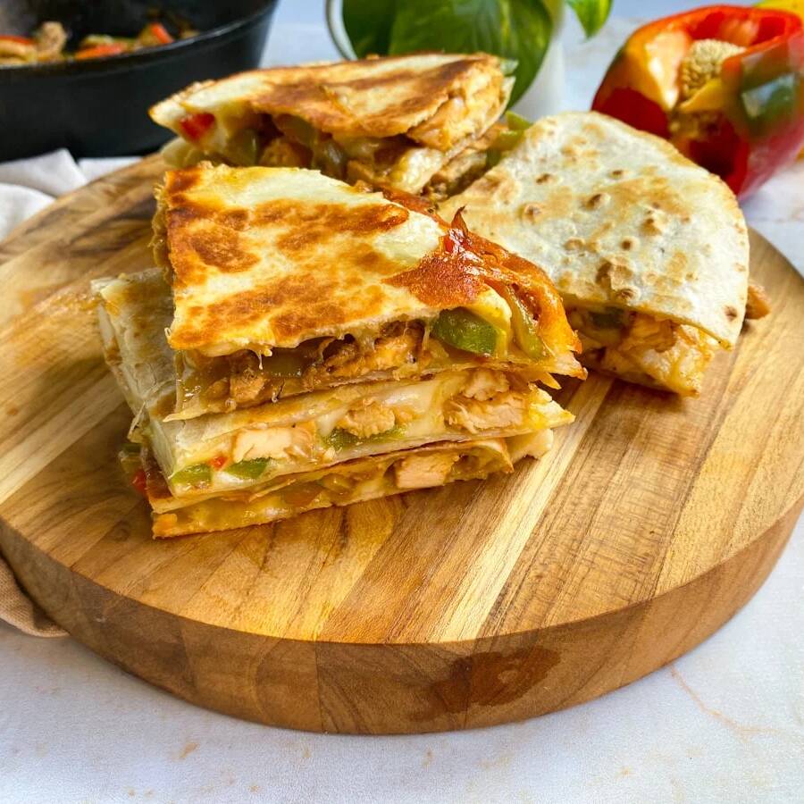 6 pedaços de tortillas de trigo tostadas e recheada com frango, tomate e queijo.