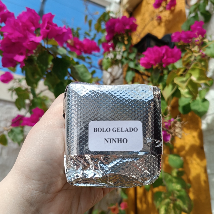 Massa de baunilha bem molhadinha, com recheio de brigadeiro de ninho.