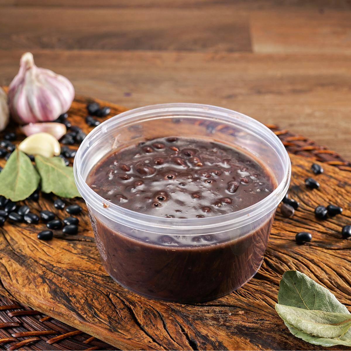 Deliciosa Porção de Feijão Preto caseiro, bem temparado e fresquinho pra acompanhar sua refeição.