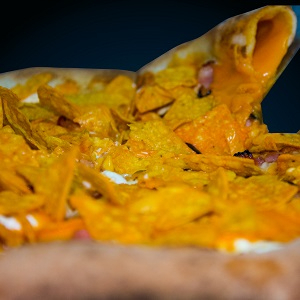 MASSA / MOLHO TOMATE NATURAL / MUSSARELA / CHEDDAR / BACON / DORITOS / AZEITONA E ORÉGANO