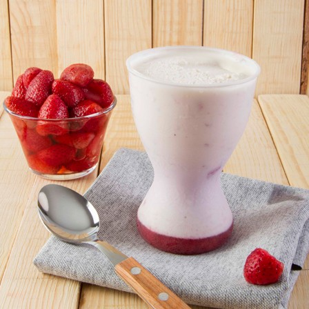 HELADO EN COPA DE FRESAS CON CREMA.
