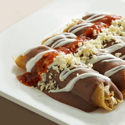 Enfrijoladas con Pollo Desebrado