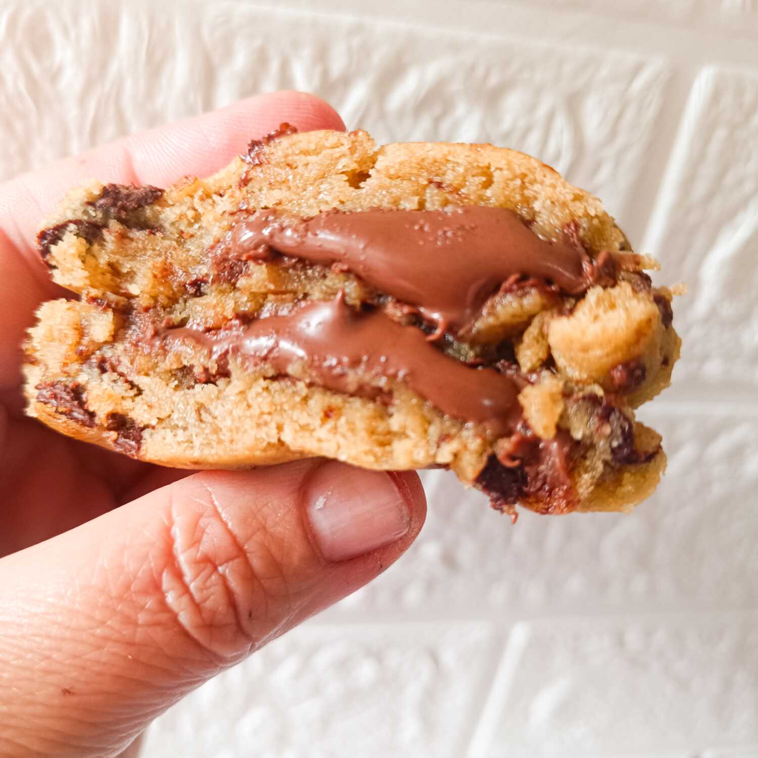 Cookie amanteigado recheado que derrete na boca… Nosso cookie de 65 g vem com aquele toque especial: recheio cremoso de Nutella. Casquinha levemente crocante por fora, macio por dentro e MUITO recheio Perfeito pra presentear ou se presentear (porque você merece. Embalagem linda para presente Produção limitada Corre garantir o seu!
1 unidade