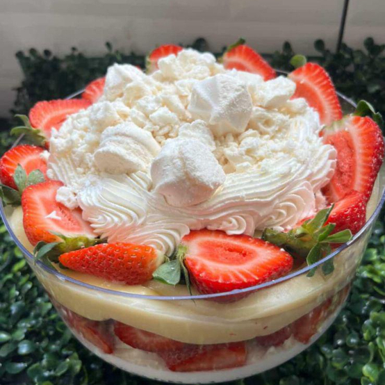 Deliciosa travessa com morangos frescos, chantinho, suspiros e ninho. Tudo bem cremoso