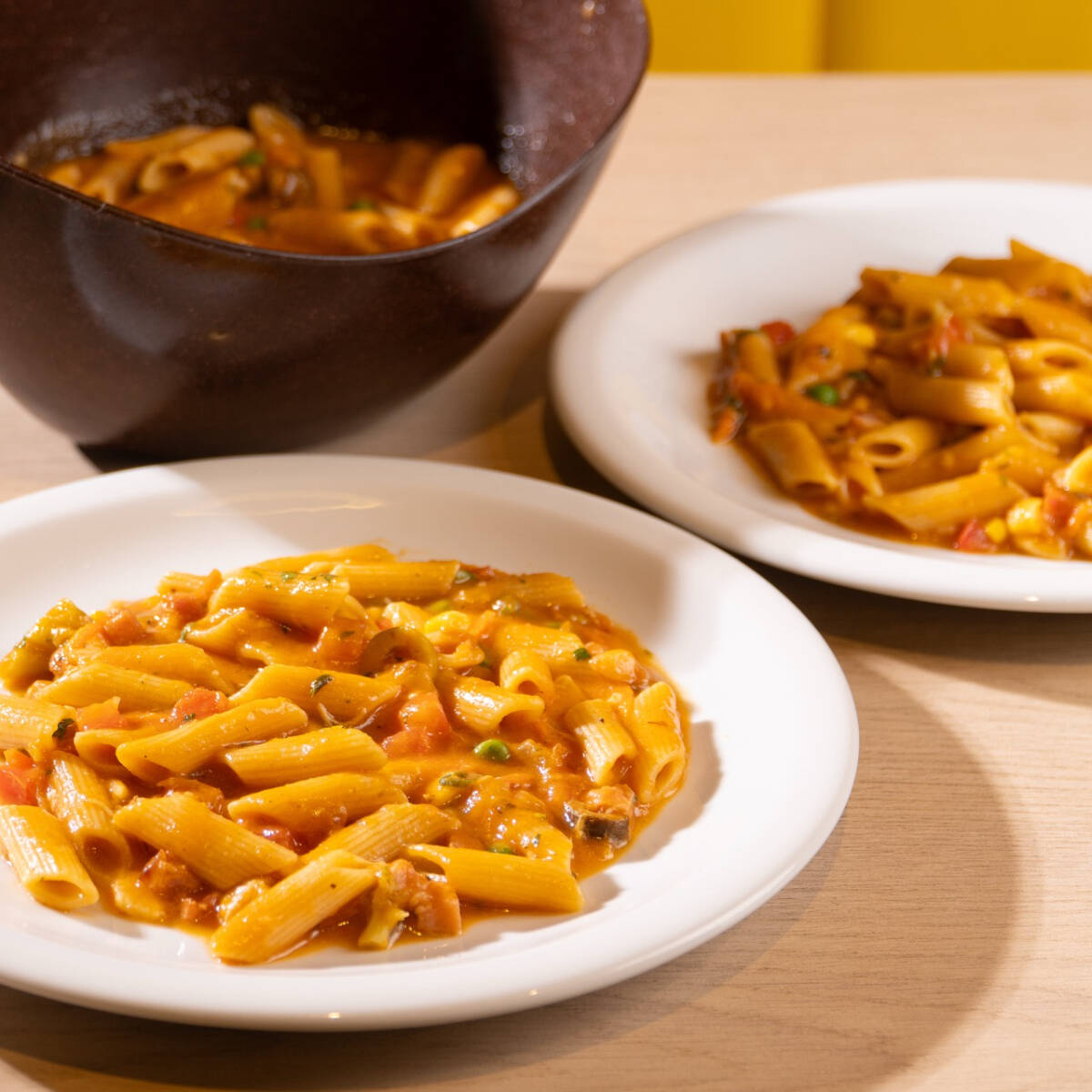 Nosso novo tamanho para duas pessoas. Escolha seu tipo de macarrão feito com farinha grano duro. Adicione quantos ingredientes você quiser, todos os molhos e temperos a vontade.