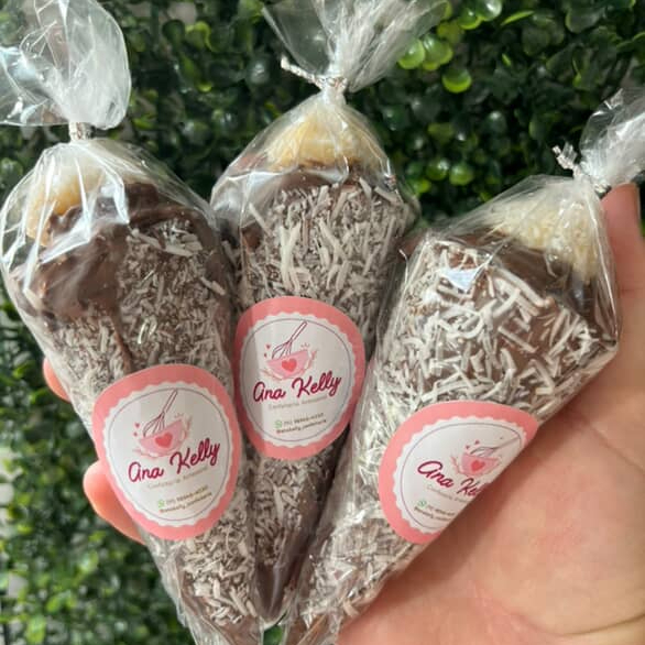 casquinha banhada no chocolate com coco, recheada com prestigio