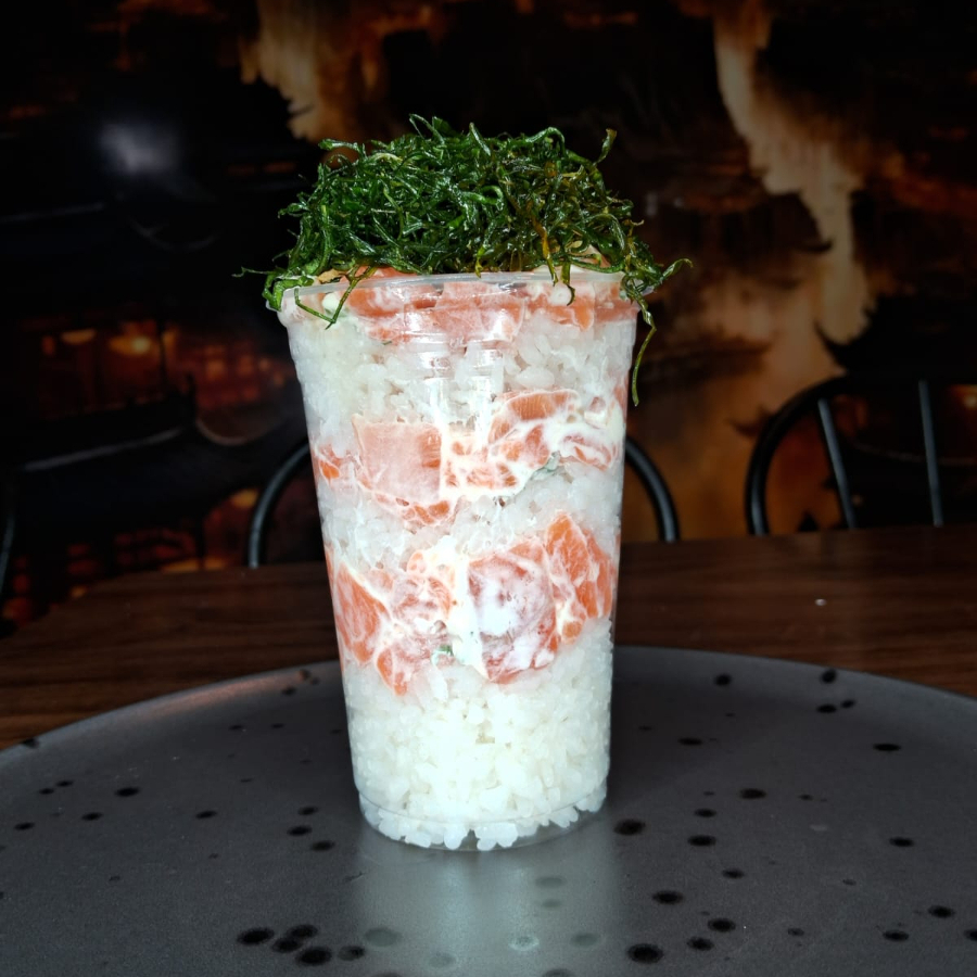 Arroz gorran,pastilha de salmão misturado com cream Cheese, finalizado com crispe de couve.