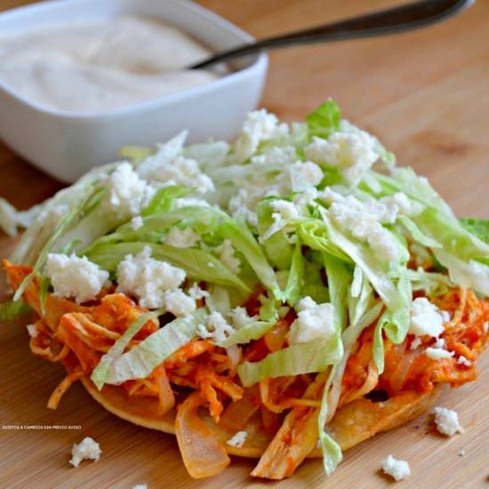 Tostada de Tinga de Pollo (1pz)