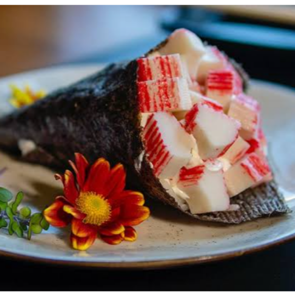 Temaki de Kani 🦀🍣 Cone crocante de alga nori recheado com arroz japonês temperado, kani desfiado, creme cheese e cebolinha fresca. Uma combinação leve e irresistível que conquista pelo sabor e pela textura! 🌸✨