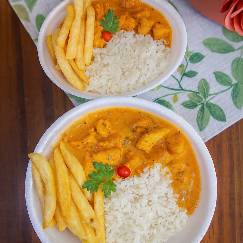 Strogonoff de frango com arroz e batata frita