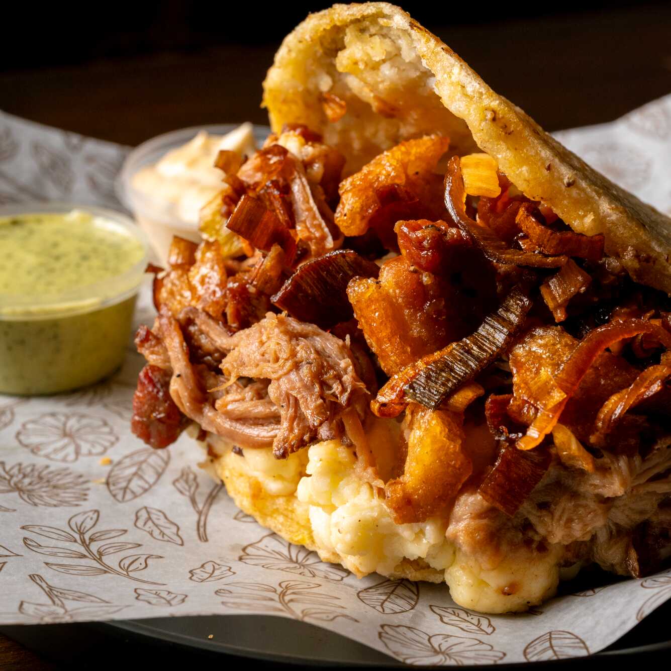 Arepa cerdo ahumado (Pulled pork) y Puerro Crocante