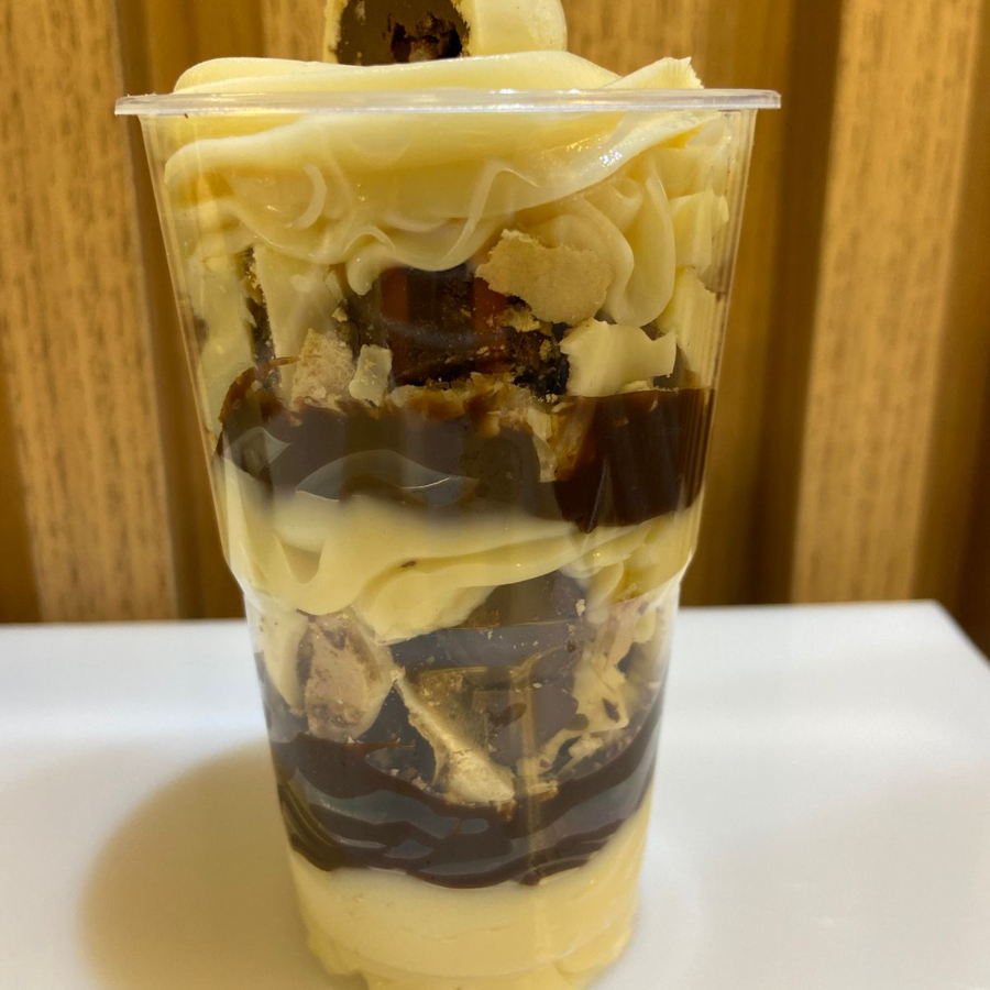 Creme 4 leites, pedaços de bombom Ouro Branco e brigadeiro.