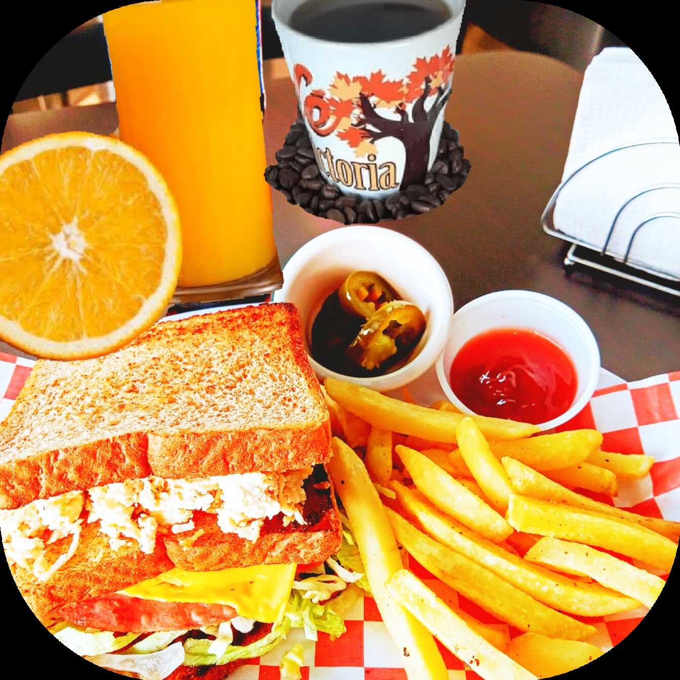 Club Sándwich incluye papas y bebida
