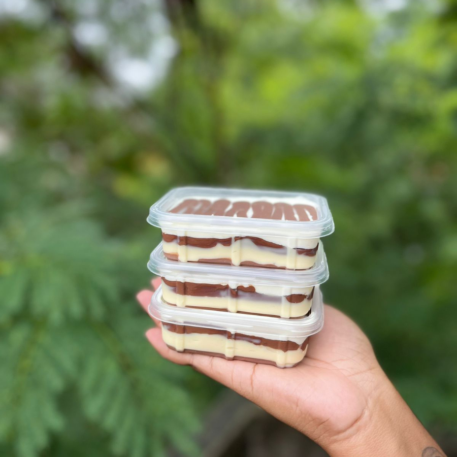 Um delicioso pavê no pote com brigadeiro de ninho, creme de ninho, creme de chocolate e nutella.