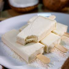 Uma paleta cremosa, com sabor marcante de coco e pedacinhos de amêndoas, recheada com um irresistível creme de avelã. Um sabor que remete ao famoso bombom, em uma versão gelada e refrescante.