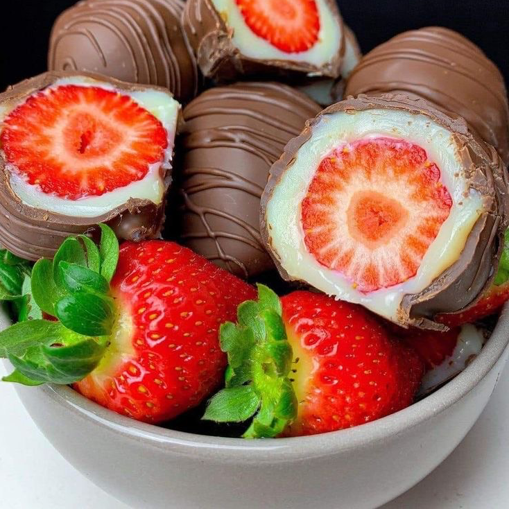 Brigadeiro de ninho cremoso, envolto no morango fresco banhado no chocolate ao leite delicioso. Pesando 100g cada unidade Serve 1 pessoa