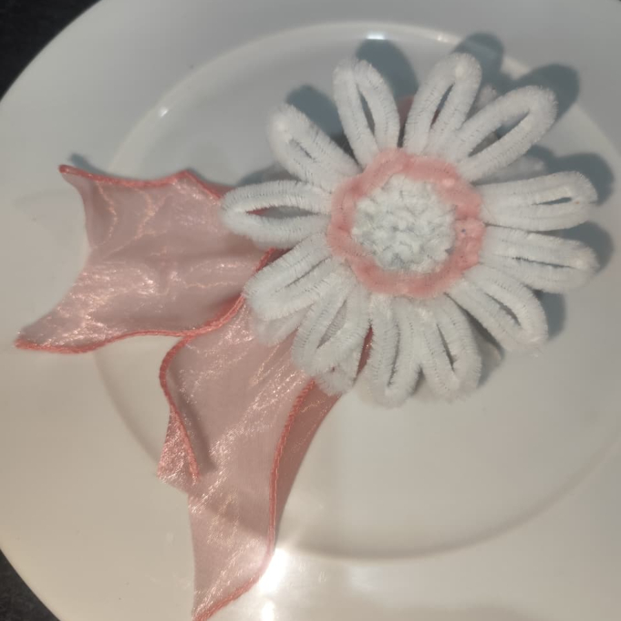 Sua chance de presentear alguém ou a si mesmo(a) com um chaveiro rodeado de uma linda flor feita a mão. Flores disponíveis: Van Gogh, Margarida, Orquídea vermelha.