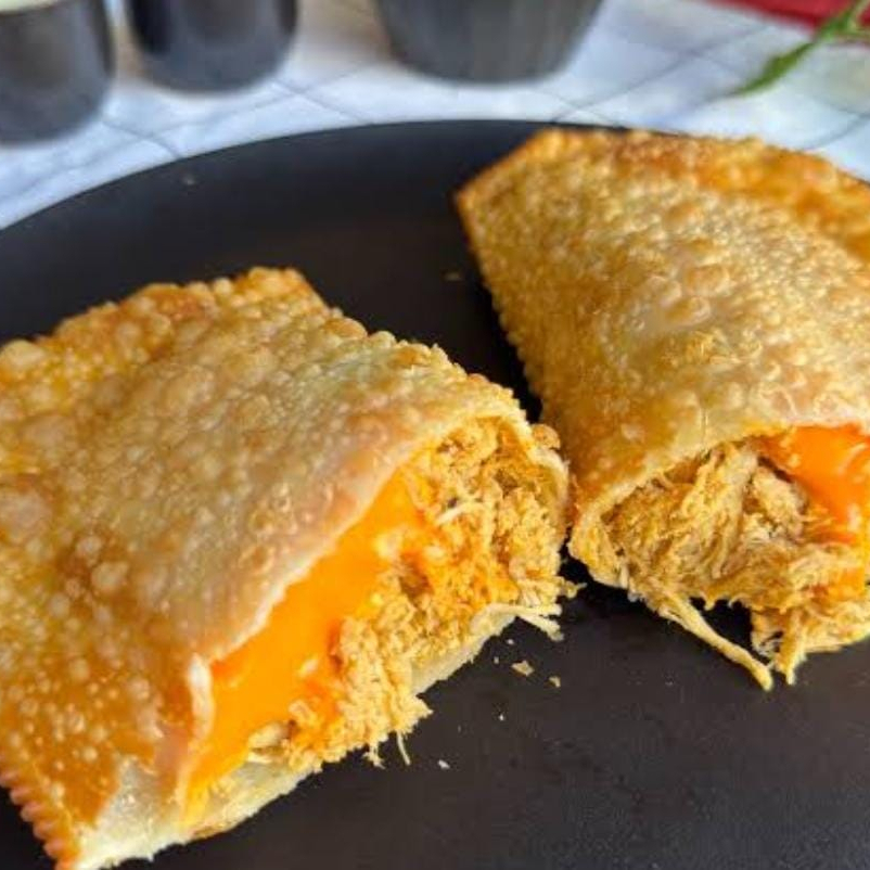 Pastel de Frango com Cheddar (20 cm) Pastel grande de 20 cm, recheado com frango desfiado bem temperado e uma camada generosa de cheddar cremoso. Massa crocante, recheio suculento e muito sabor em cada mordida. Perfeito para quem ama uma combinação clássica e deliciosa!