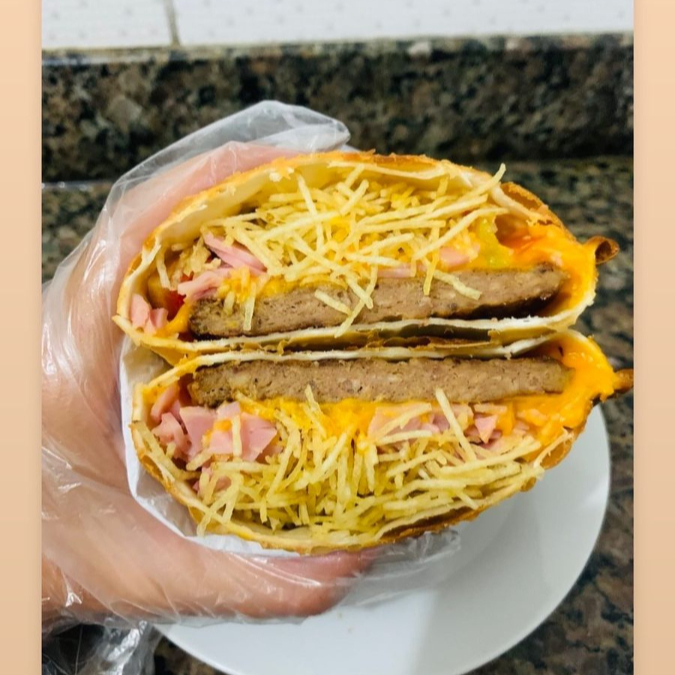 20cm: pastel com hamburguer, presunto, queijo, ovo frito, milho, molho verde, queijo ralado, chedar, bacon, batata palha. + um guaravita grátis.