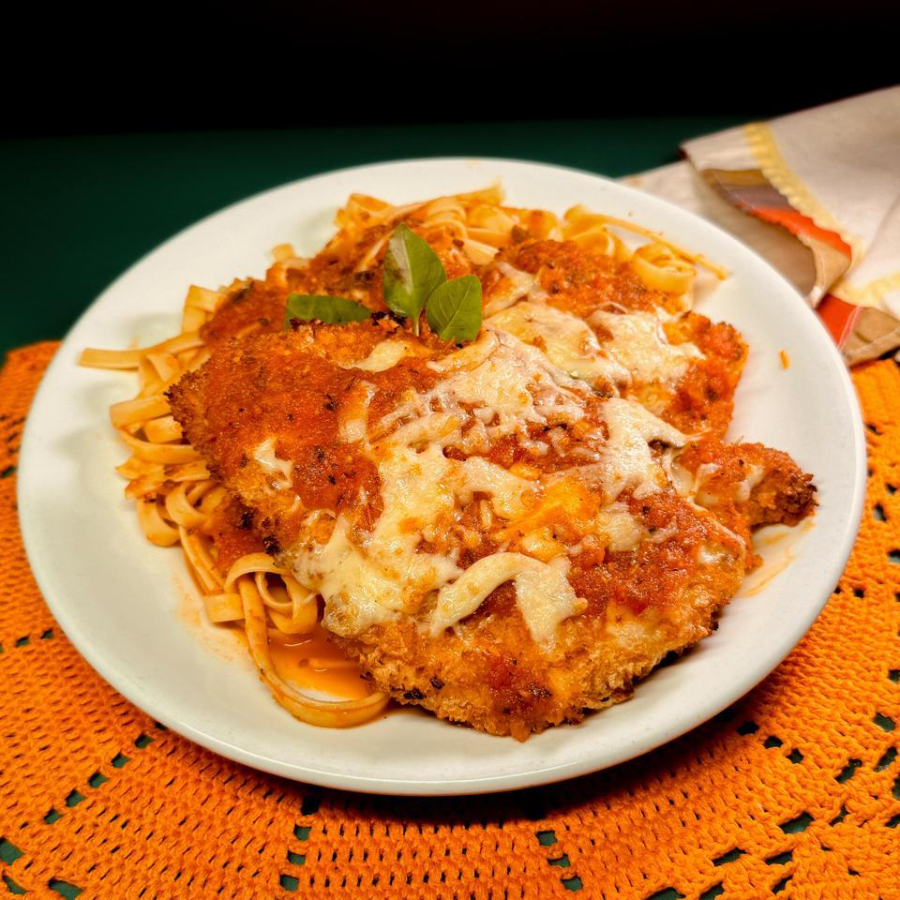 FILÉ DE FRANGO A PARMEGIANA COM FETUTTINE E ESPAGUETE AO MOLHO BOLONHESA
