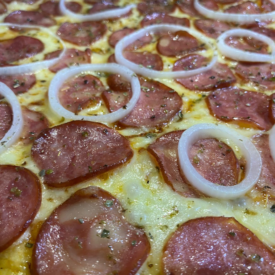 Molho de Tomate, Mussarela, Calabresa, Cebolas, Azeitonas e Orégano.