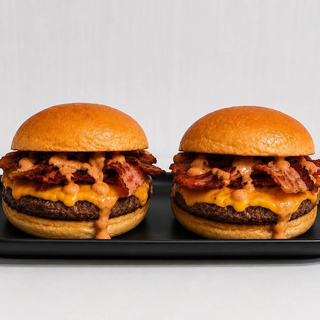 Os 2 lanche vai igual Pão, 2 hambúrguer, bacon, cheddar, molho billy jack tasty.
OBS: hambúrguer não e artesanal