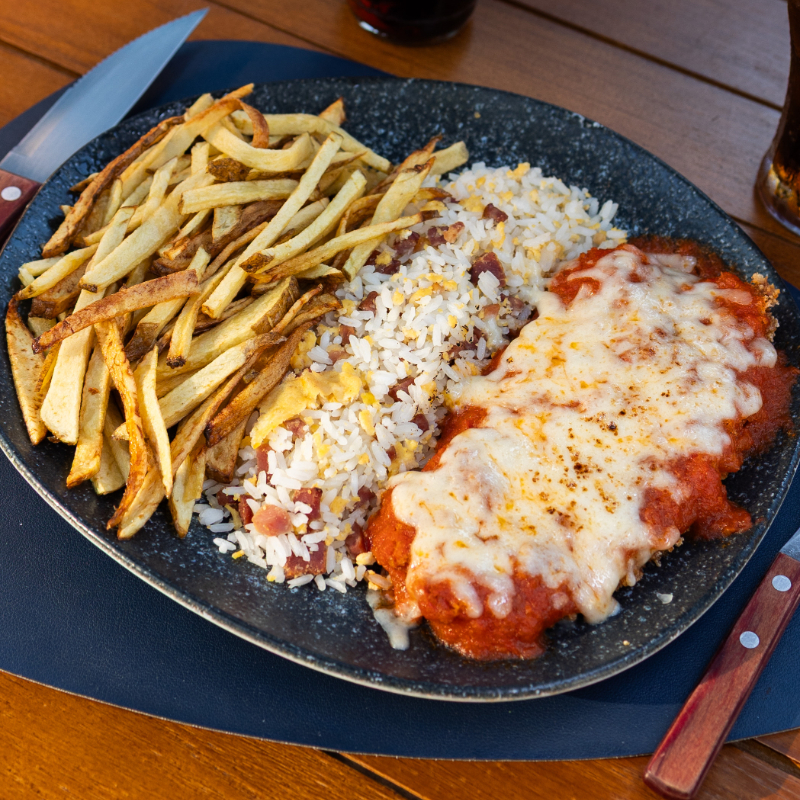 Com arroz maluco e fritas