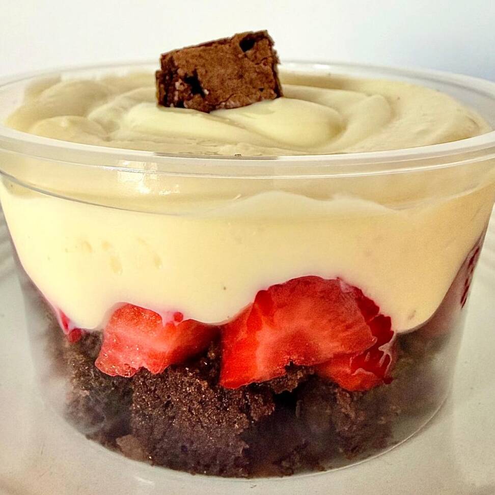A combinação perfeita de Brownie, Ninho e Morango em uma sobremesa cremosa e irresistível!