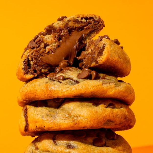 Massa tradicional de cookie, repleta de pedacinhos de chocolate meio amargo e ao leite, e agora imagine morder e encontrar um recheio generoso de Nutella.