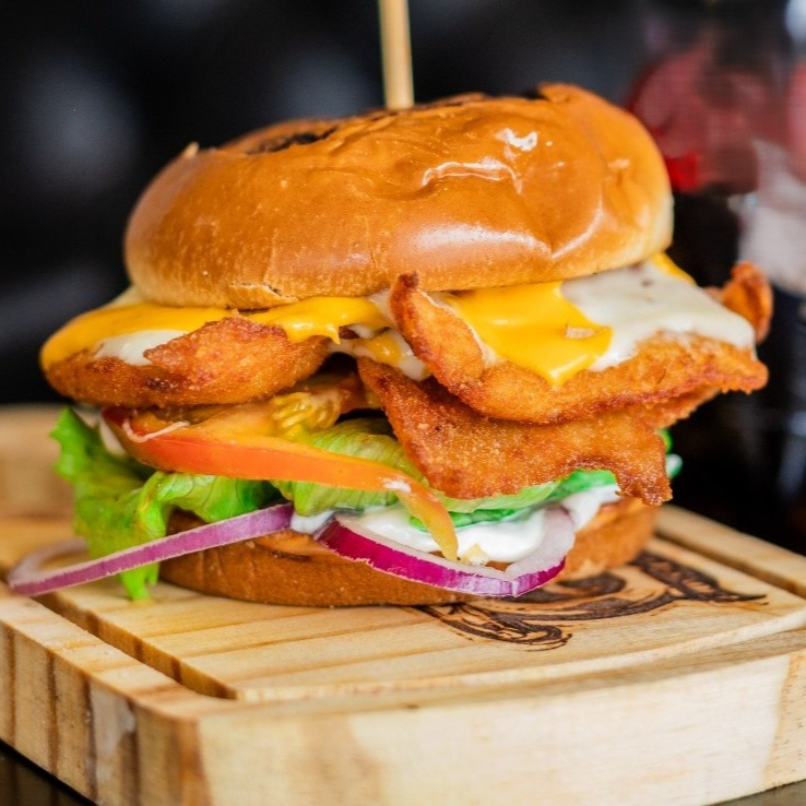 Frango empanado de 150g, acompanhado de queijo cheddar, queijo mussarela e salada composta de alface, tomate e cebola roxa, além da nossa exclusiva maionese da casa.
(Não acompanha batata ou bebida)