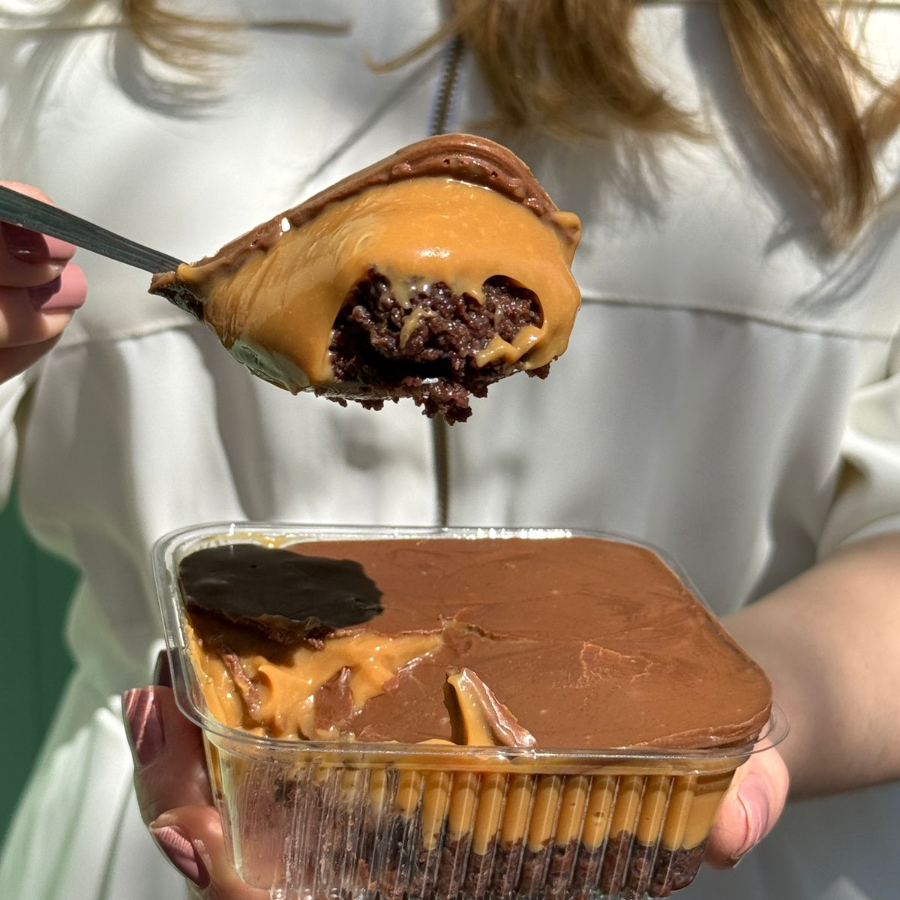 Bolo gelado selado com uma camada de chocolate e recheado com doce de leite e bolo de chocolate caseiro.