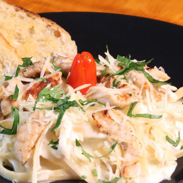 Fetuccini Alfredo con pollo