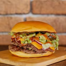 Nada melhor que uma saladinha bem feita com hambúrguer né? Pão, duplo smash 80g cada carne ( carne sem ponto pois preensamos a carne na chapa criando uma crostinha de sabor), fatias de queijo cheddar, cebola roxa, pepino agridoce da casa, sweet chilli e maionese de alho poró.