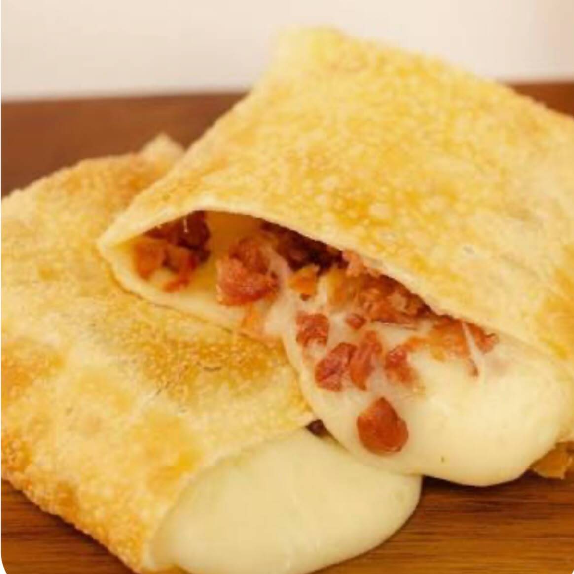 Pastel sequinho recheado com bastante queijo mussarela e bacon.