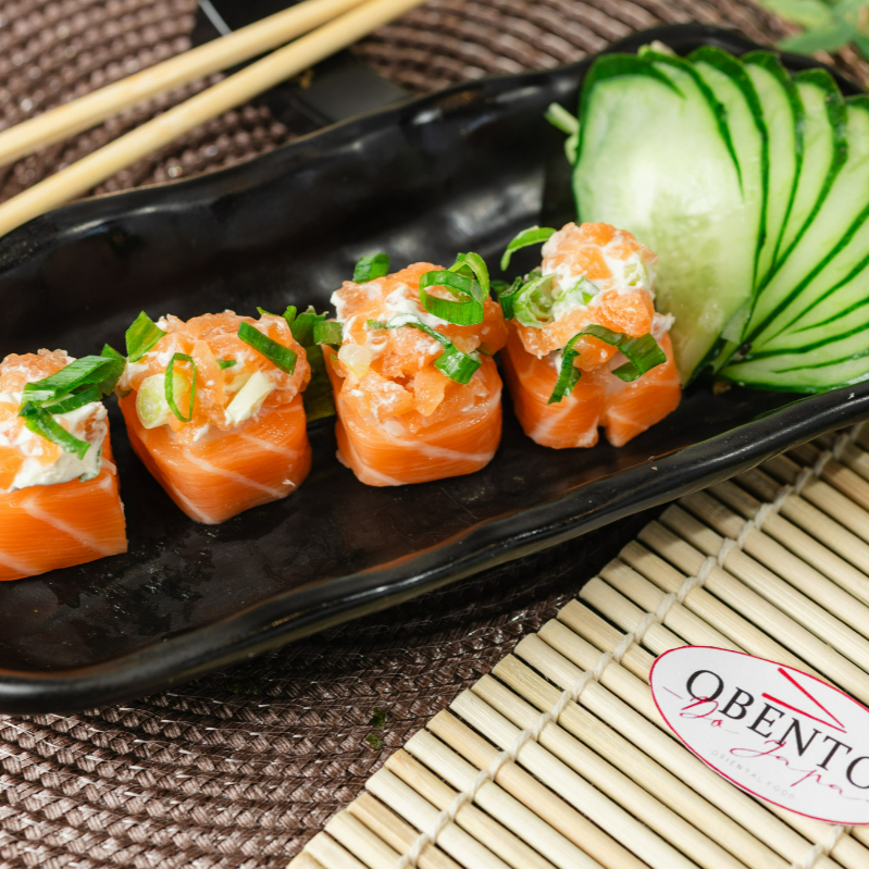 Sushi sem alga envolto com fina fatia de salmão e recheado com salmão fresco.