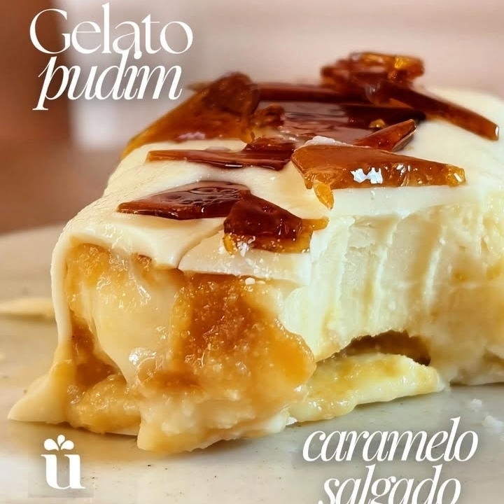 Delicioso pudim, com calda de caramelo tradicional, coberto com chocolate branco e crocante de caramelo salgado