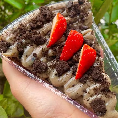 Fatia de Brownie feita em cacau Nobre 50% ,Recheio e pedaços de Oreo e um Morango pra melhorar ainda + todo essa gostosura, cê ta doidoooooo esse Recheio ta Delicioso, experimenta pra você ver, vai viciar igual eu. Aprox. 185g