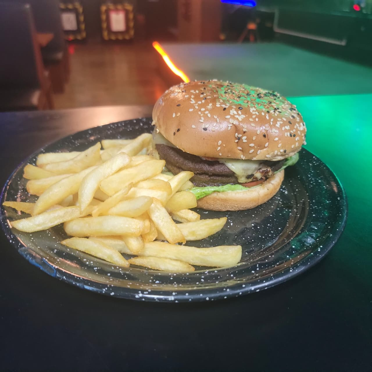 HAMBURGESA DOBLE DE RES + PORCION DE PAPAS A LA
