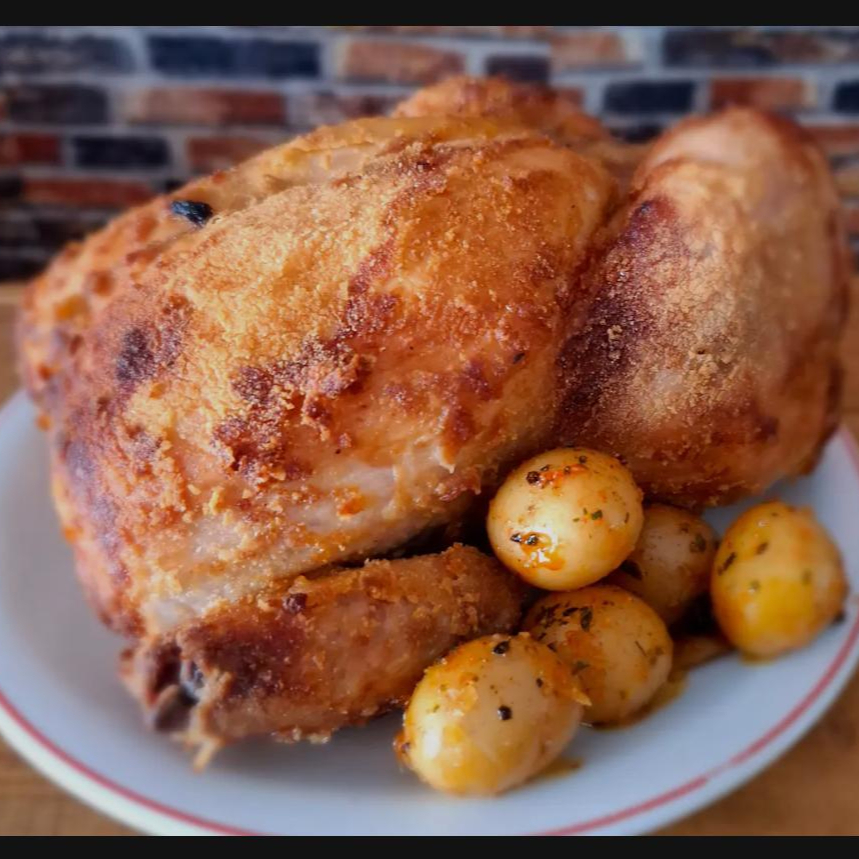 Crocante = Farofa Especial + Pele Empanada com Temperos Especiais. Nosso frango inteiro é cuidadosamente selecionado e preparado com uma combinação especial de temperos que realçam seu sabor natural. Após um processo de marinada que garante mais suculência e aroma, o frango é assado lentamente até alcançar o ponto perfeito, com a carne macia e extremamente saborosa por dentro e uma pele dourada e levemente crocante por fora. Cada pedaço oferece uma experiência única, repleta de sabor e do tradicional gostinho de comida caseira.
