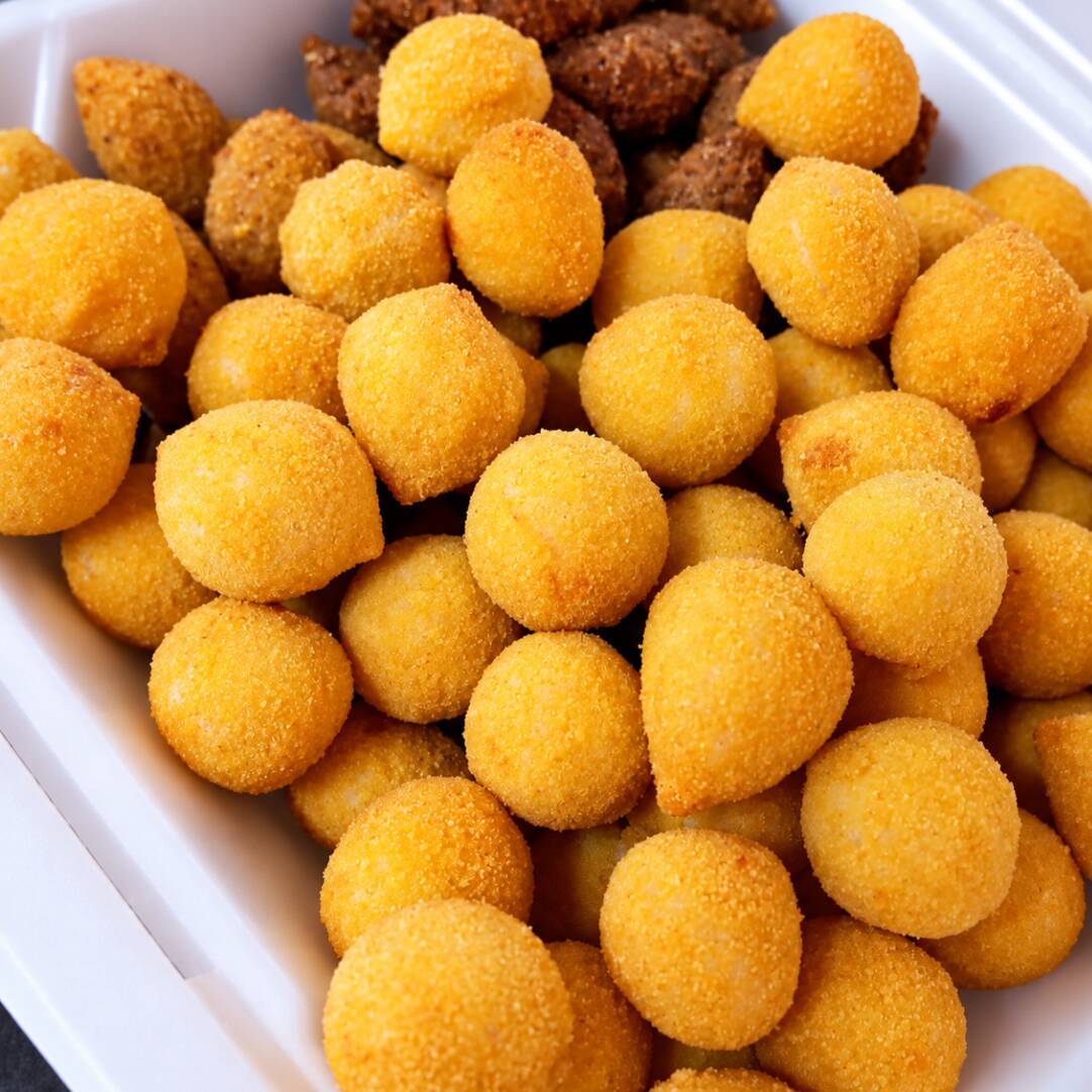 O campeão de vendas da Poly! São 100 mini salgadinhos sortidos, douradinhos e preparados para deixar qualquer momento mais gostoso. Perfeito para festas, reuniões, aniversários ou para compartilhar com a família. Variedade, praticidade e muito sabor em uma única porção.