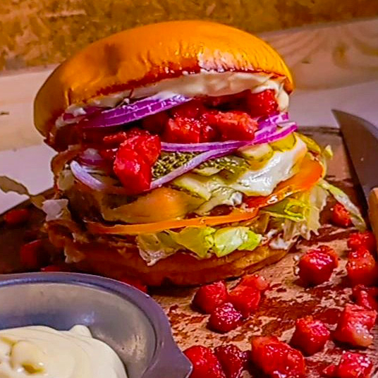 Pão de brioche boss bakker, hambúrguera artesanal suculento blend de fraudinha 120g, deliciosa maionese caseira,1 fatia de mussarela, cheddar, bacon em cubos , cebola roxa,picles, alface americana e tomate, 2 guardanapos , 2 saches de cat chup ---palavras chaves---- hambuerguer , hamburguer artesanal , brioche , lanche , janta , almoço , café , gostoso , barato ,promoçao , quero , maionese caseira , queridinhos , mais pedidos , muito bacon , saboroso ,pefeito
