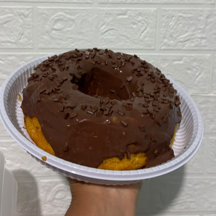 Bolo massa sabor cenoura com cobertura de chocolate 50% cacau - serve 7 a 10 pessoas
