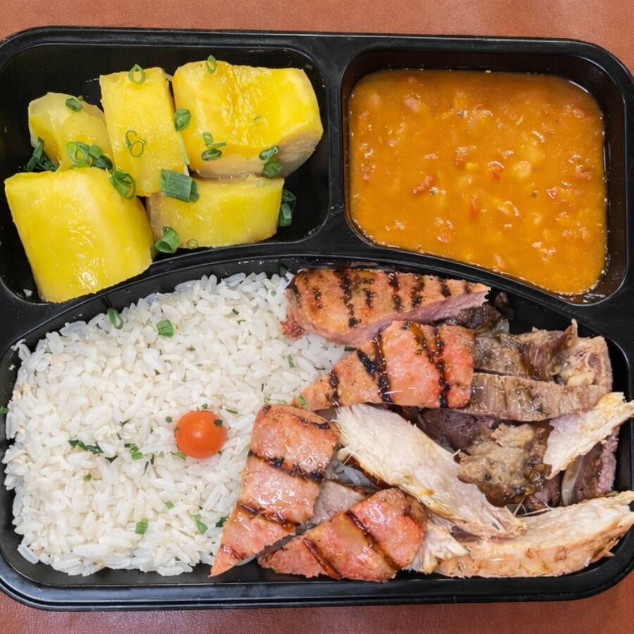 Misto de Carnes Grelhada (Fraldinha, Linguiça Toscana e Frango Grelados), com Arroz, Feijão Encorpado, Farofa e Mandioca na Manteiga do Sertão. Peça Já Esse Prato Completo!